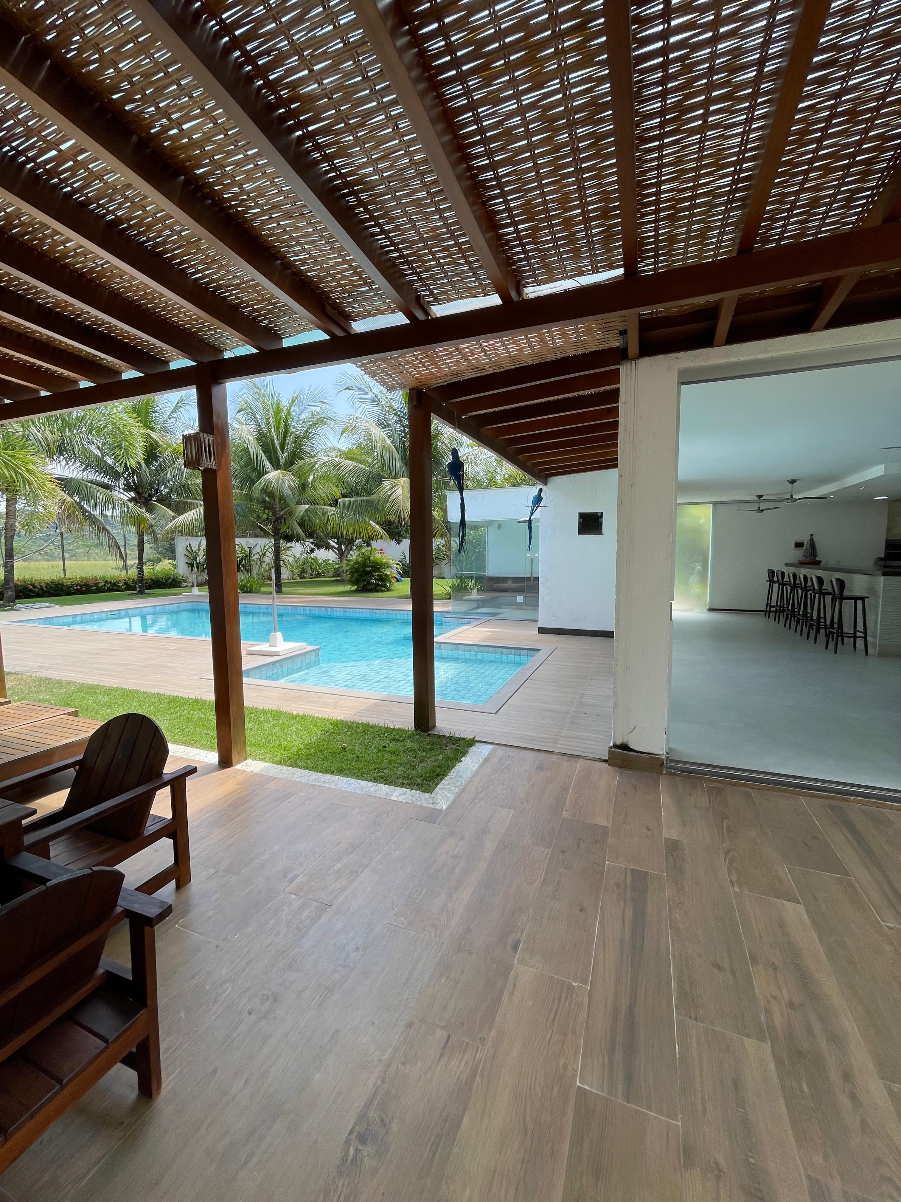 Vende Condomínio/Pousada mobiliada em Arraial d’Ajuda-Ba, 200m da praia.