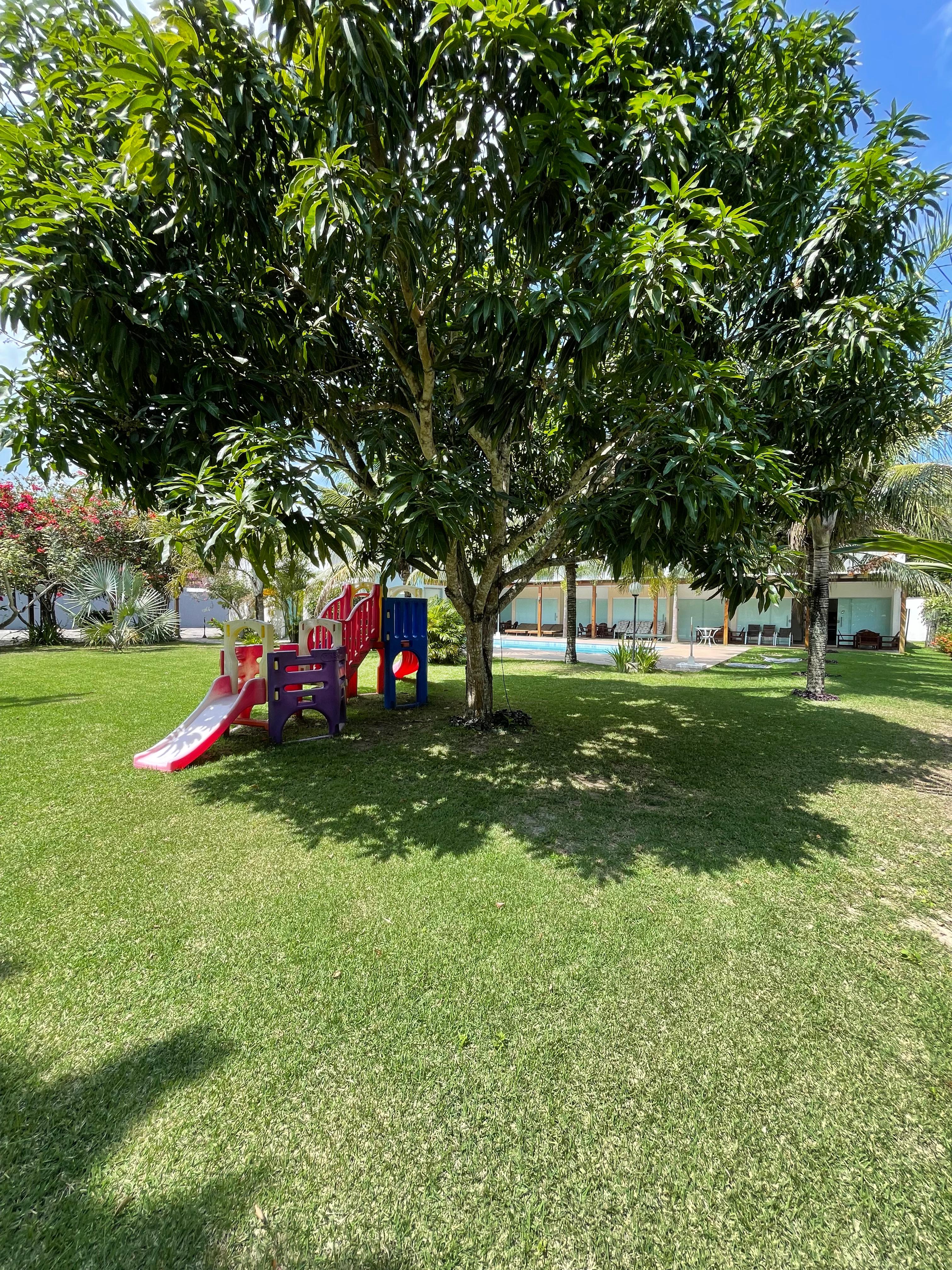 Vende Condomínio/Pousada mobiliada em Arraial d’Ajuda-Ba, 200m da praia.