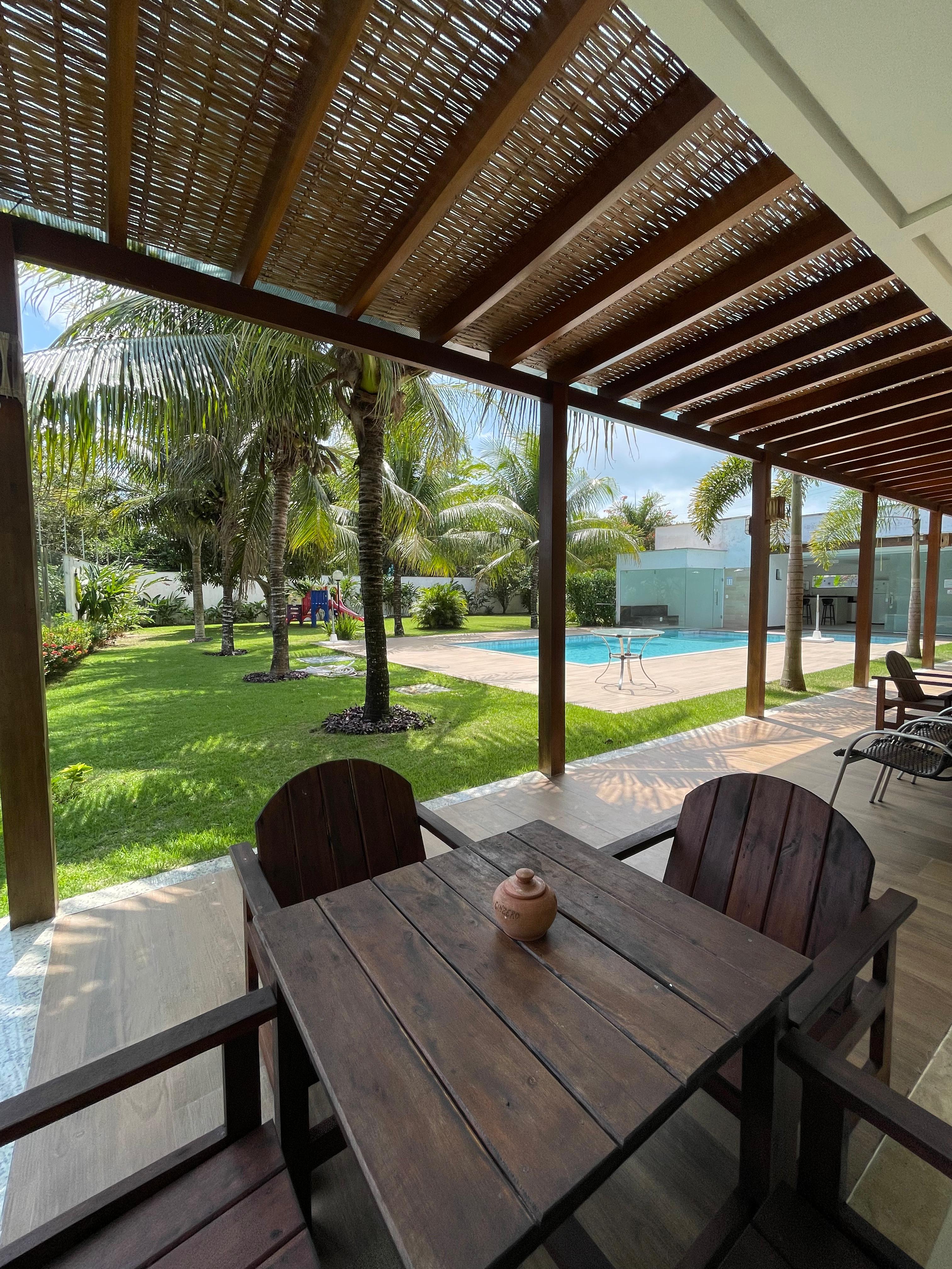 Vende Condomínio/Pousada mobiliada em Arraial d’Ajuda-Ba, 200m da praia.