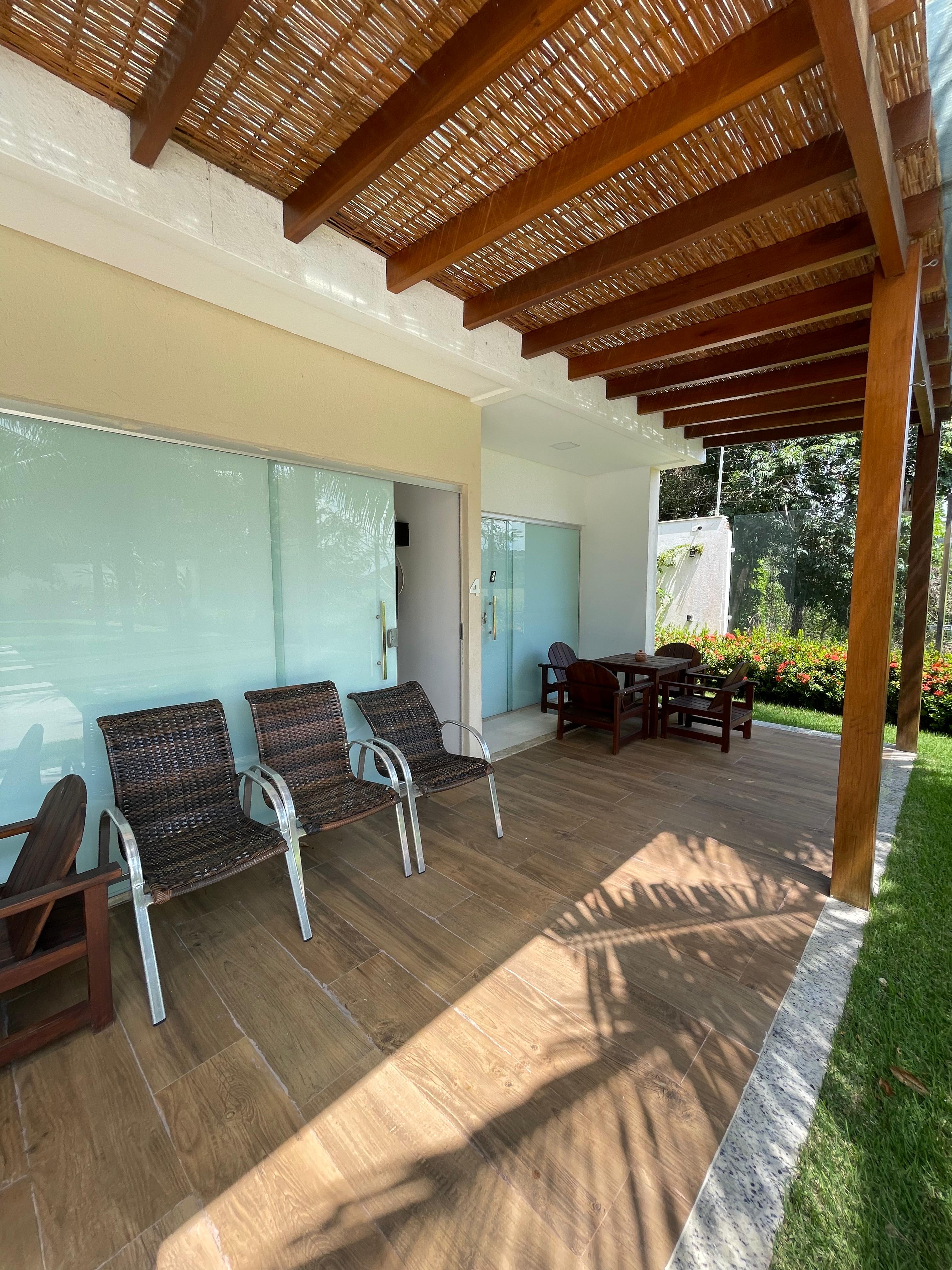 Vende Condomínio/Pousada mobiliada em Arraial d’Ajuda-Ba, 200m da praia.