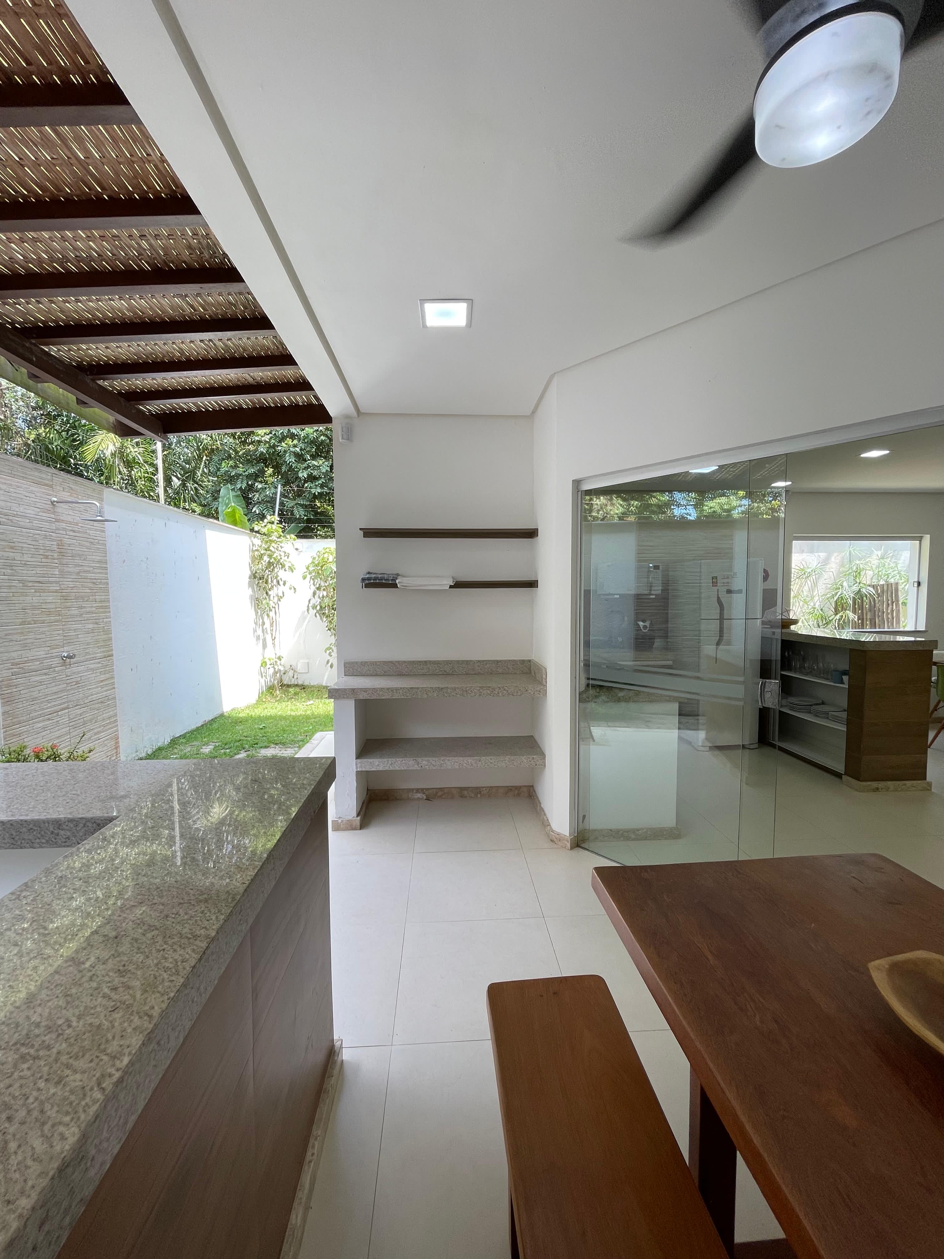 Vende Condomínio/Pousada mobiliada em Arraial d’Ajuda-Ba, 200m da praia.