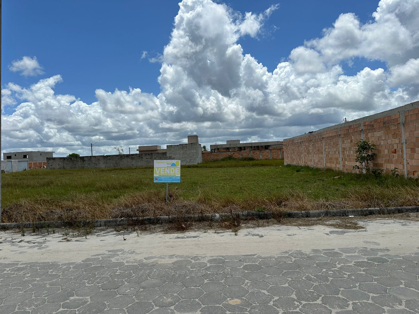Vende lote amplo no bairro Parque das Flores
