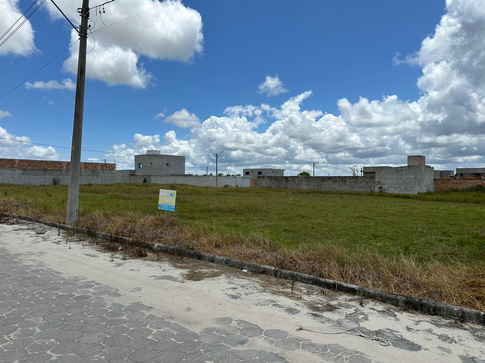 Vende lote amplo no bairro Parque das Flores