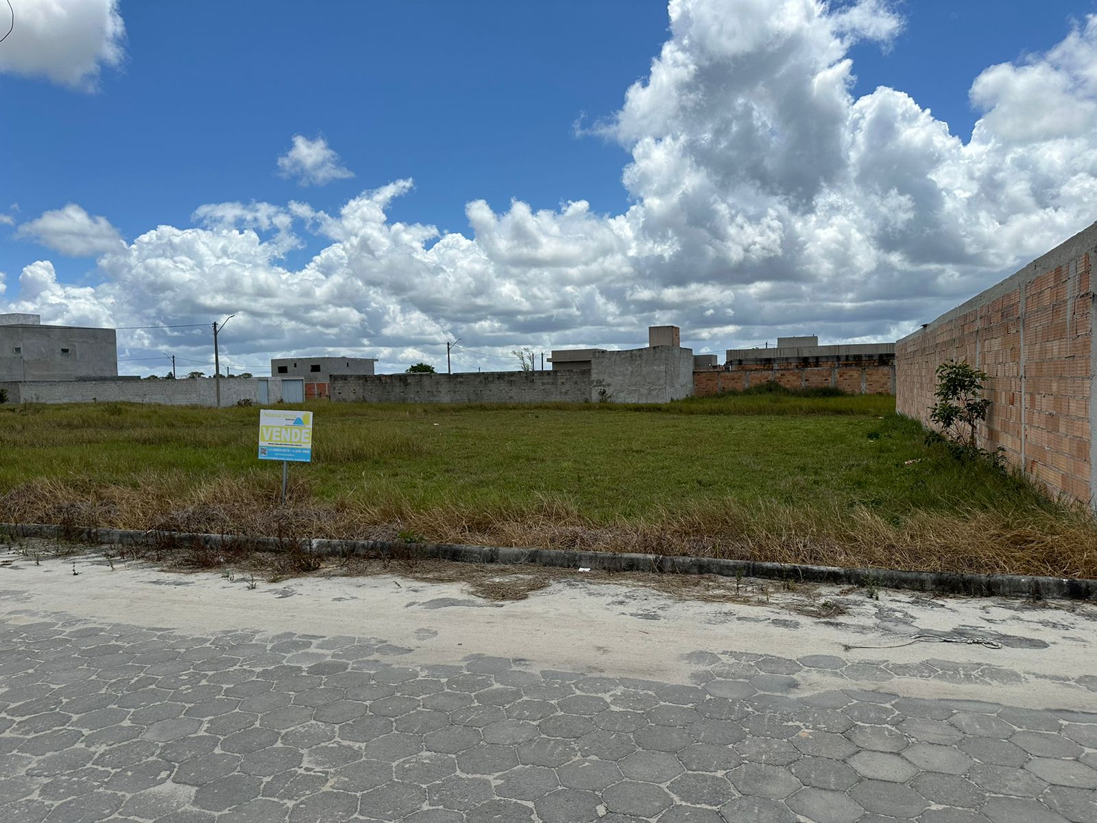 Vende lote amplo no bairro Parque das Flores