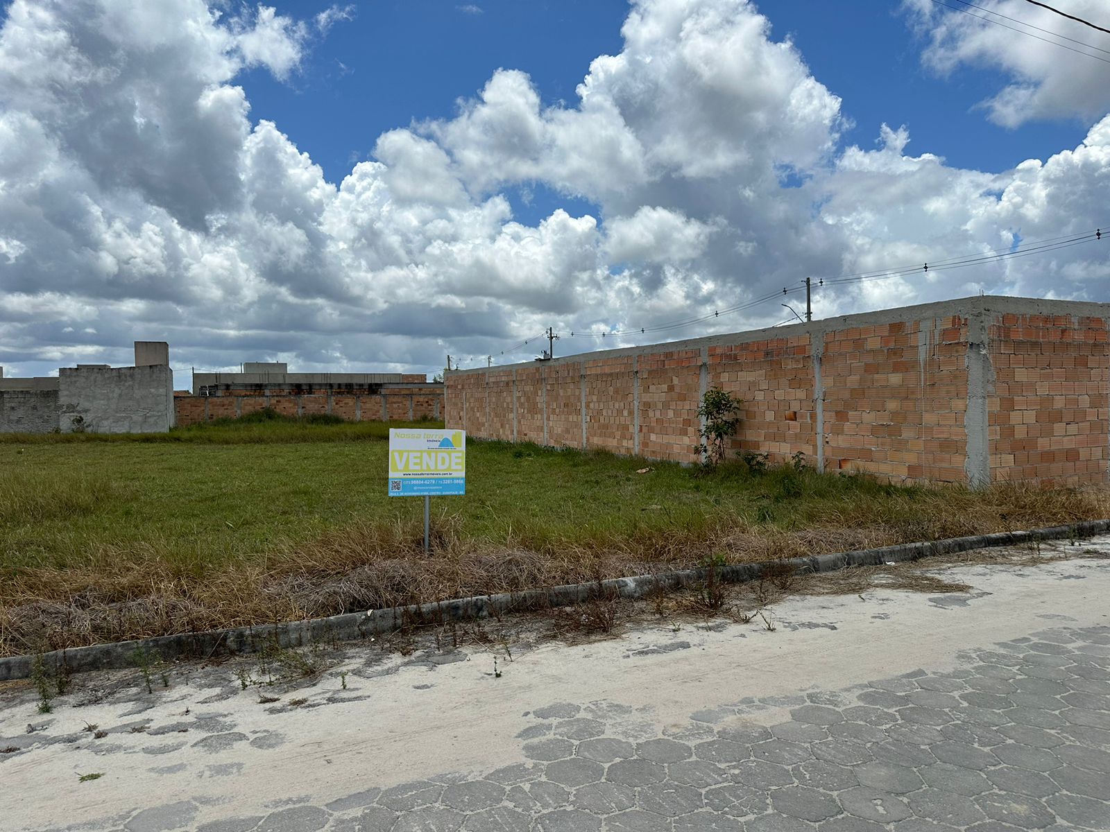 Vende lote amplo no bairro Parque das Flores