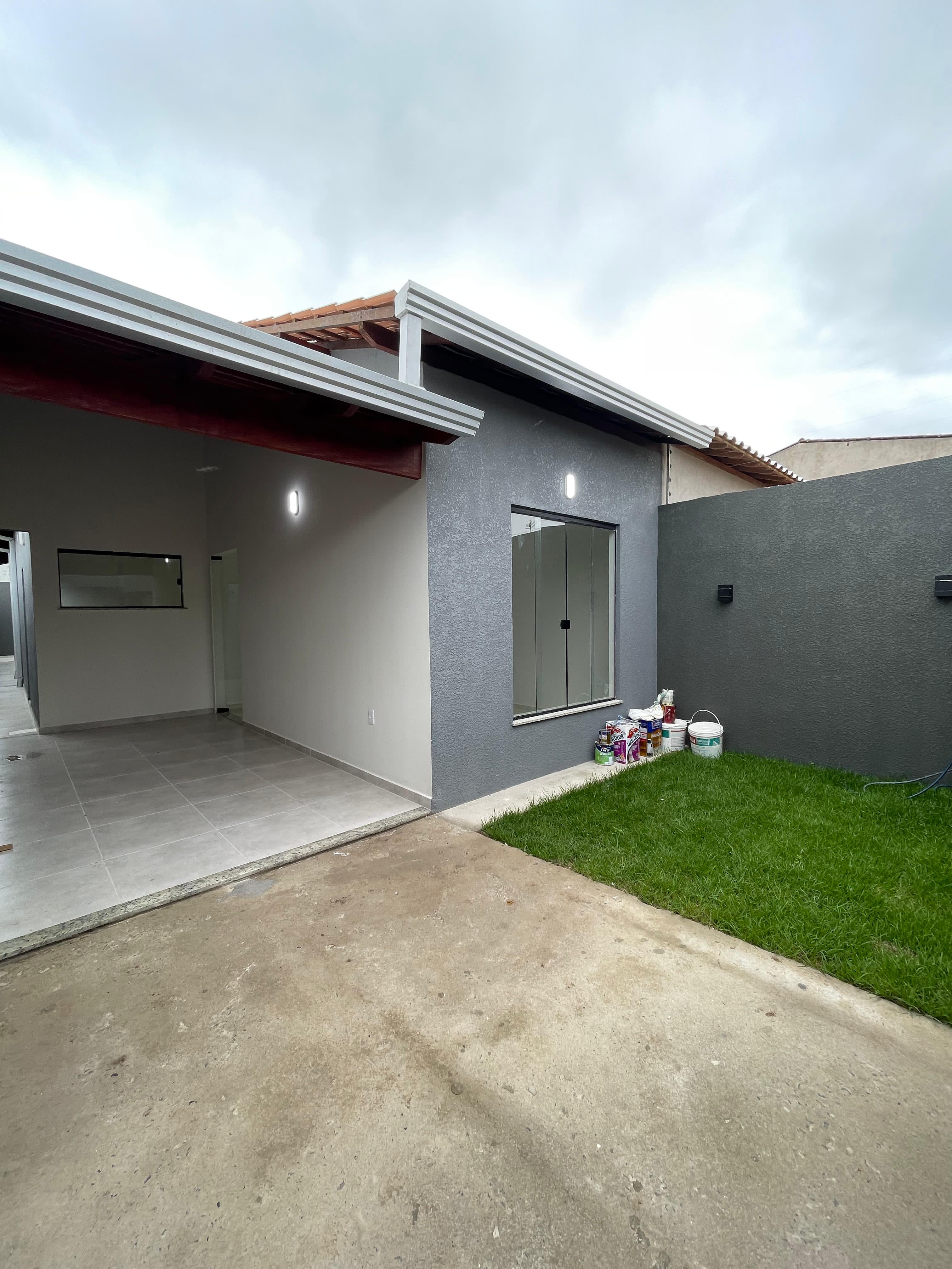Vende casa com ótimo acabamento no bairro Santa Lúcia