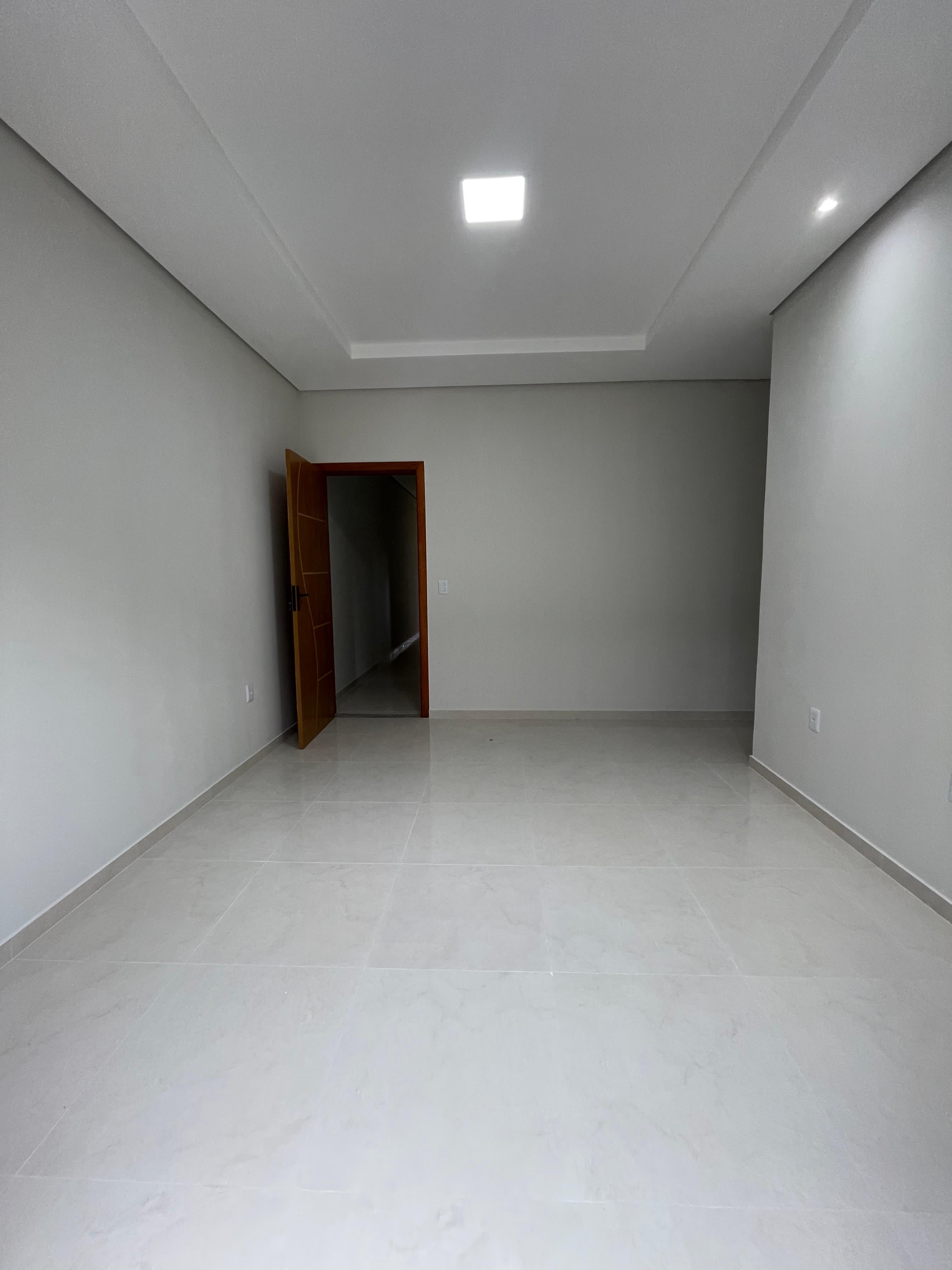 Vende casa com ótimo acabamento no bairro Santa Lúcia