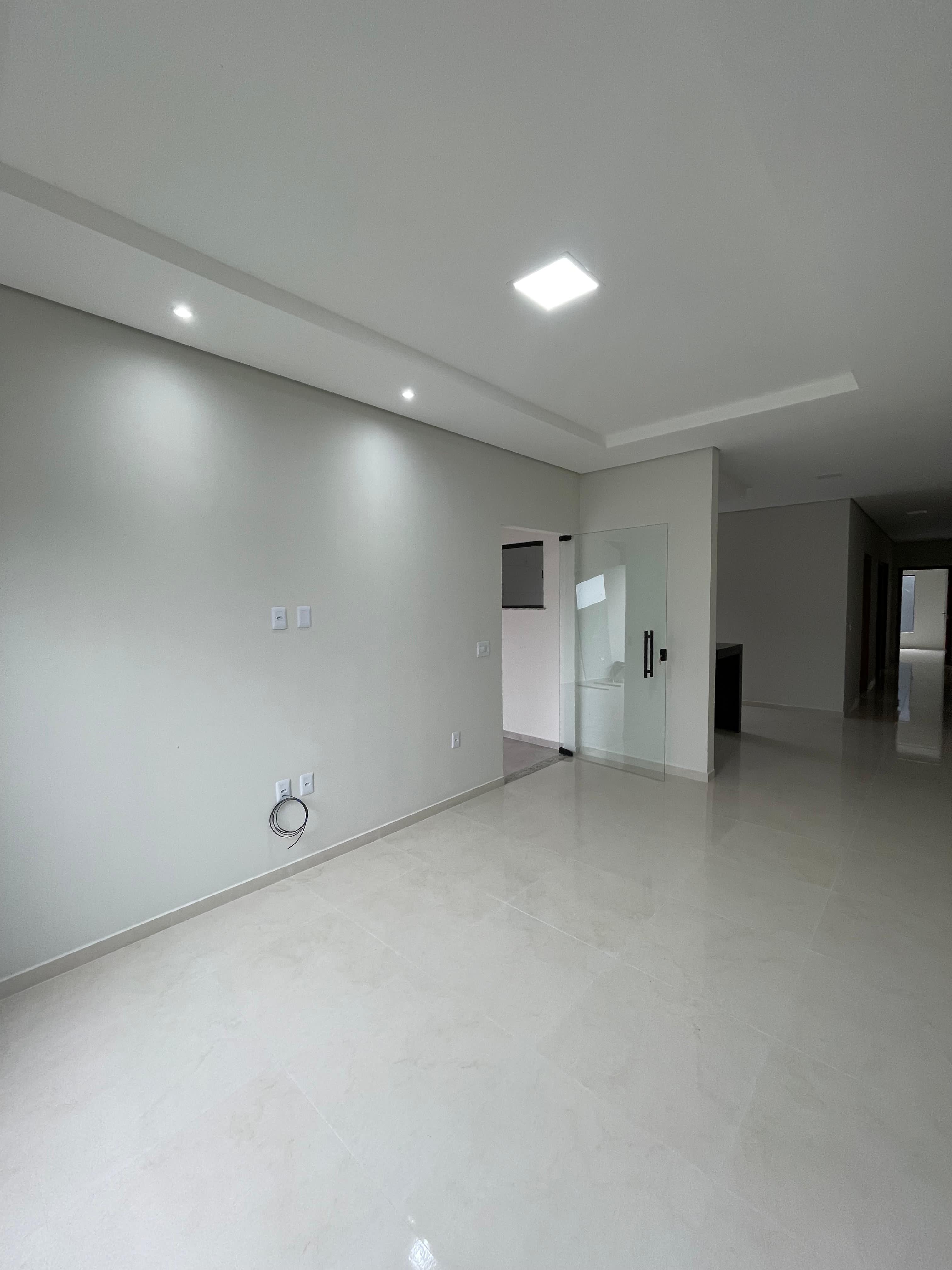 Vende casa com ótimo acabamento no bairro Santa Lúcia