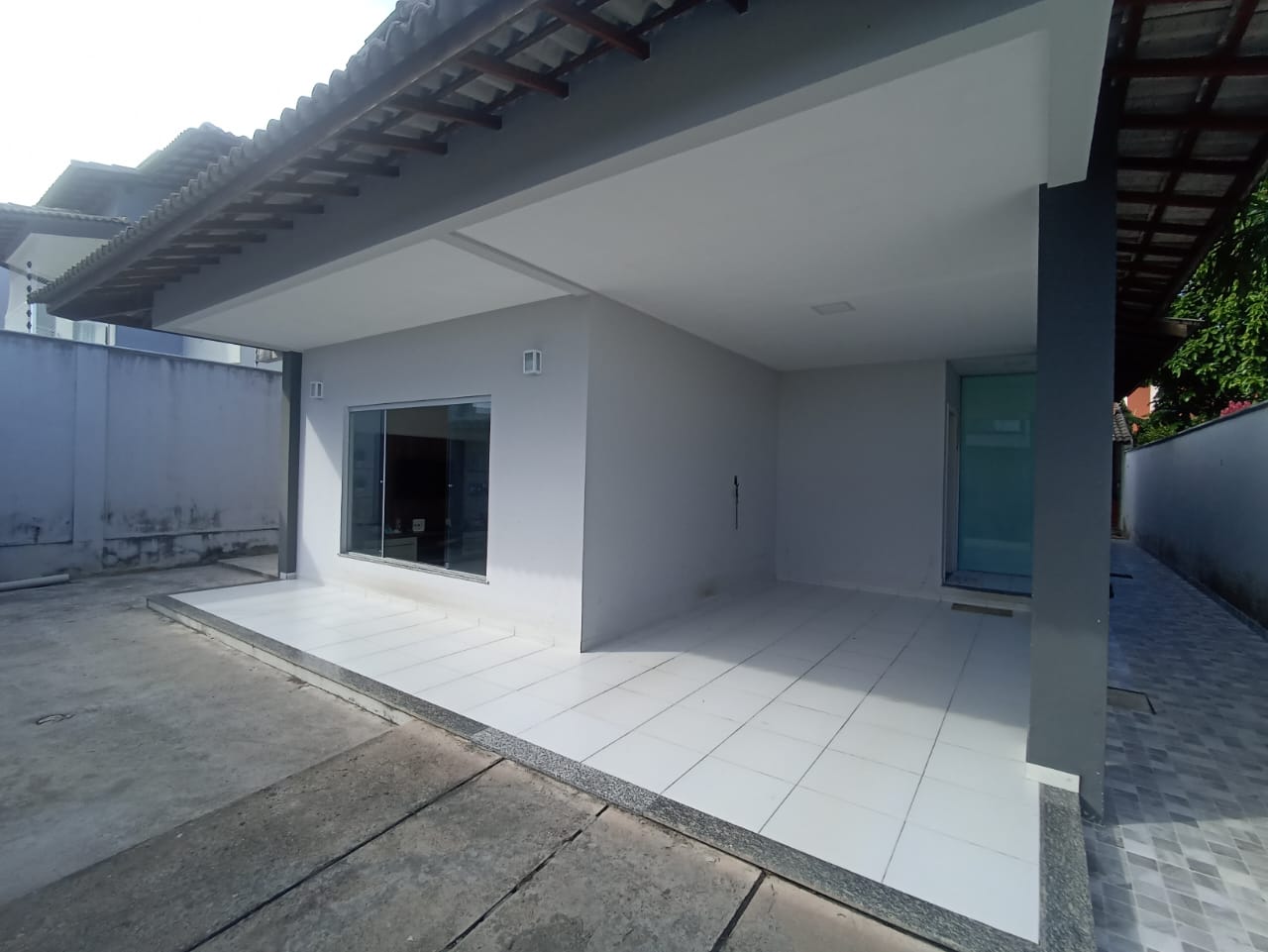 Vende Casa com piscina no Alamar