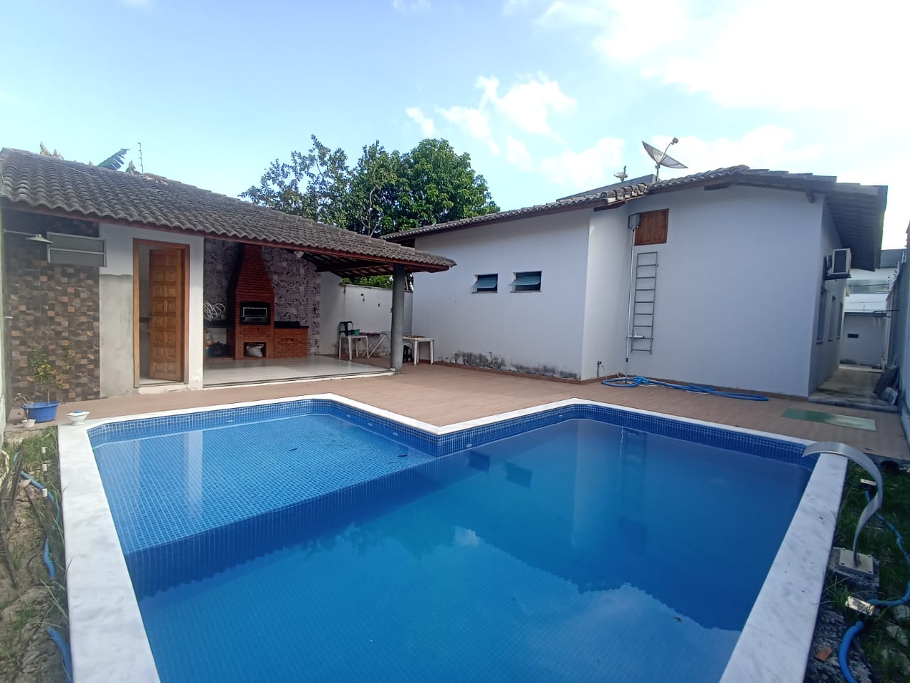 Vende Casa com piscina no Alamar
