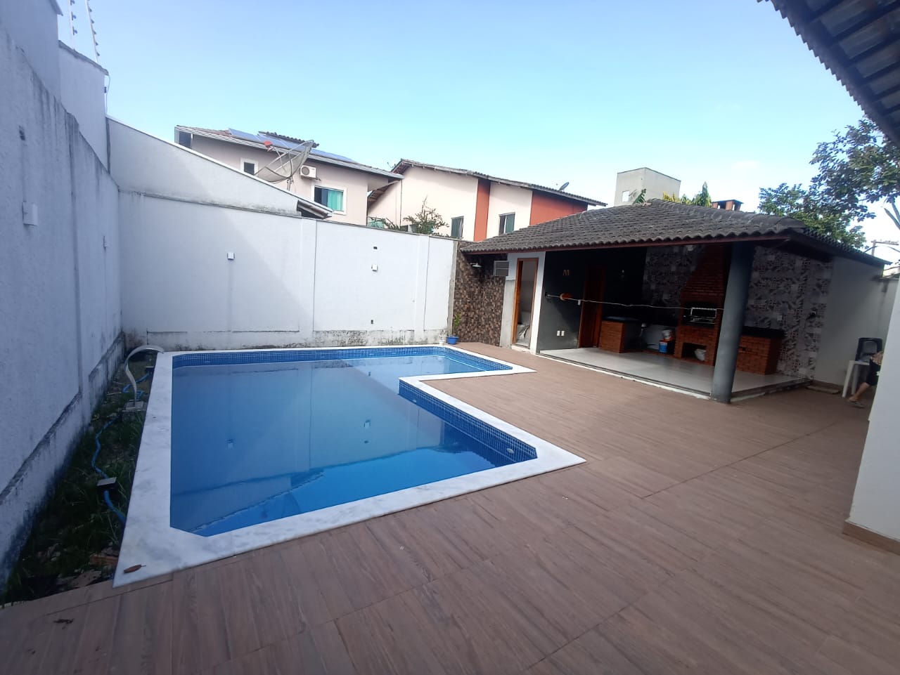 Vende Casa com piscina no Alamar