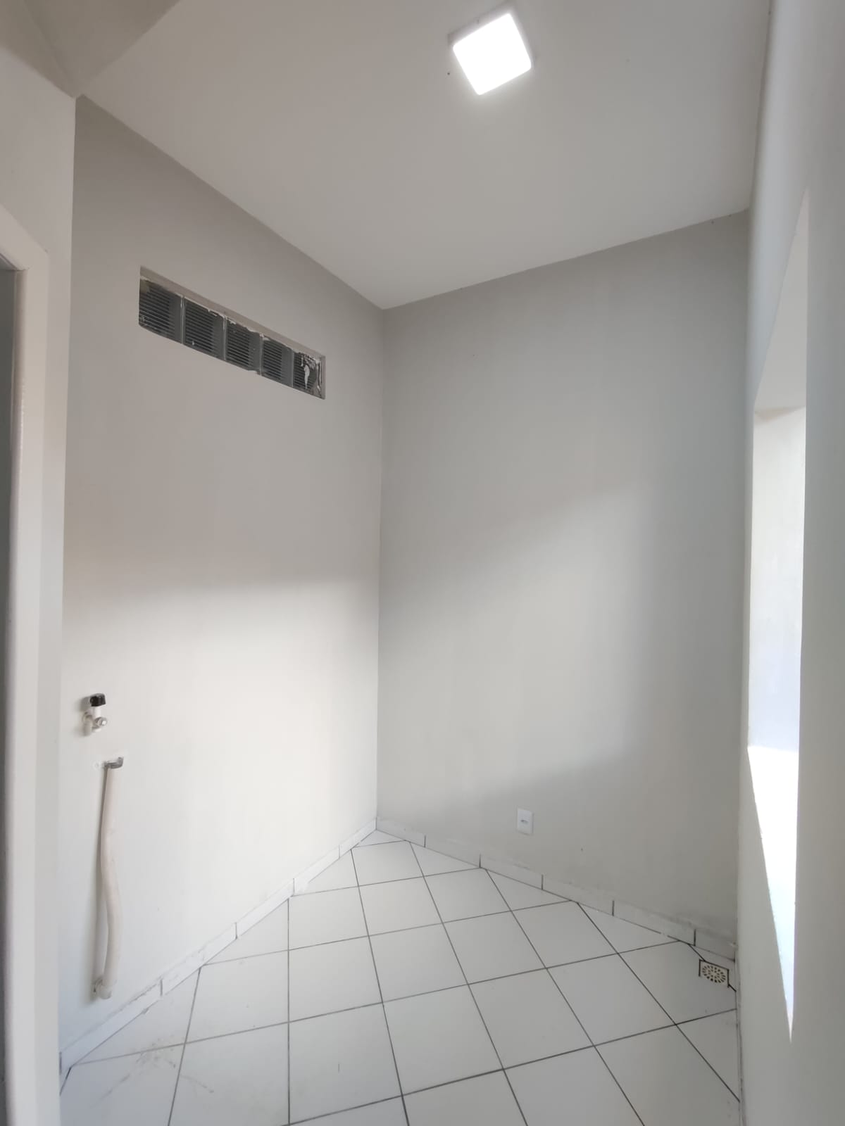 Aluga Apartamento no Centro  (SEM GARAGEM)