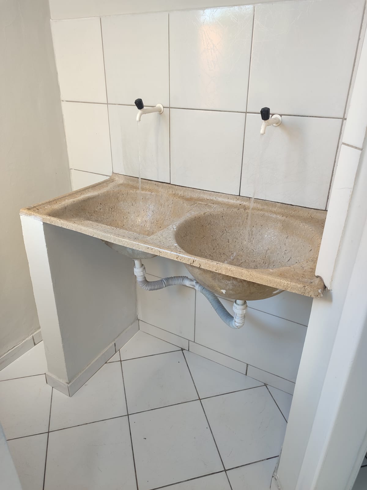 Aluga Apartamento no Centro  (SEM GARAGEM)