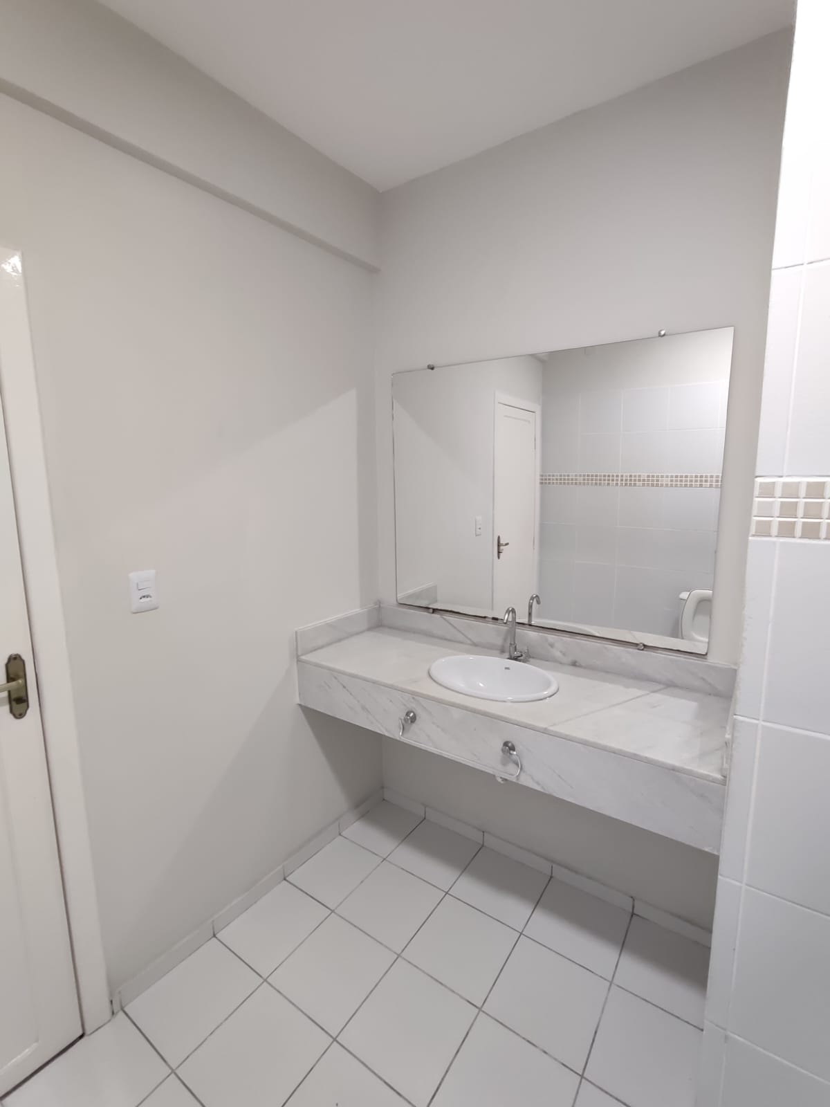 Aluga Apartamento no Centro  (SEM GARAGEM)
