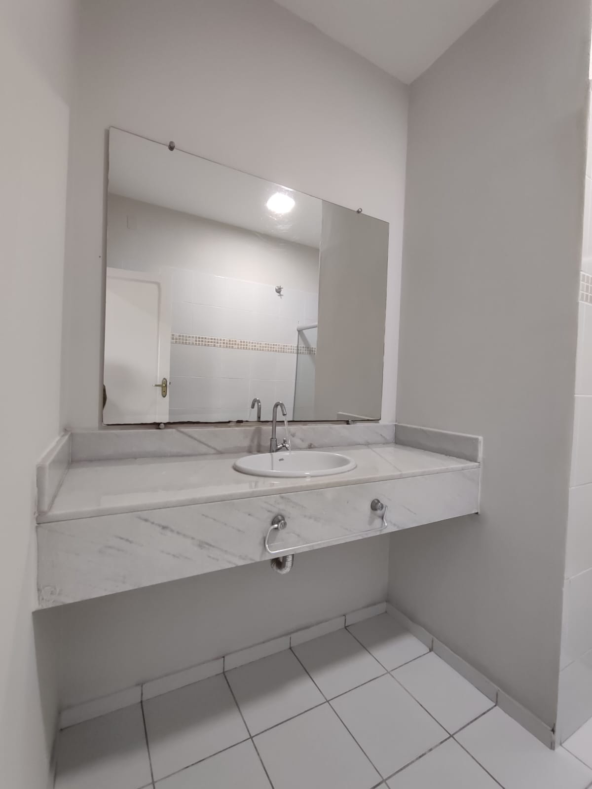 Aluga Apartamento no Centro  (SEM GARAGEM)
