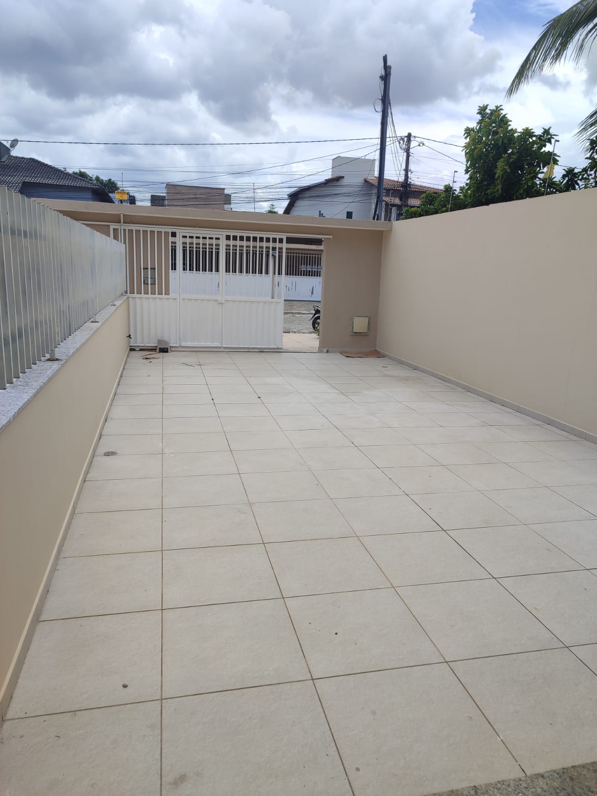 Aluga Duplex Amplo no Bairro Antares