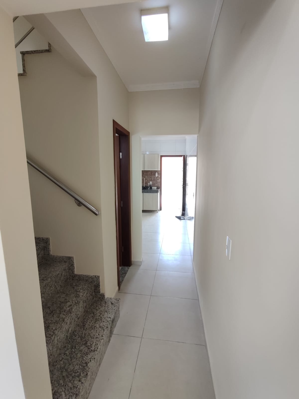 Aluga Duplex Amplo no Bairro Antares
