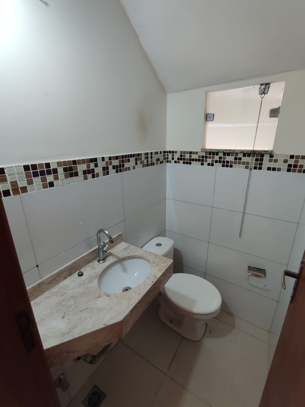 Aluga Duplex Amplo no Bairro Antares