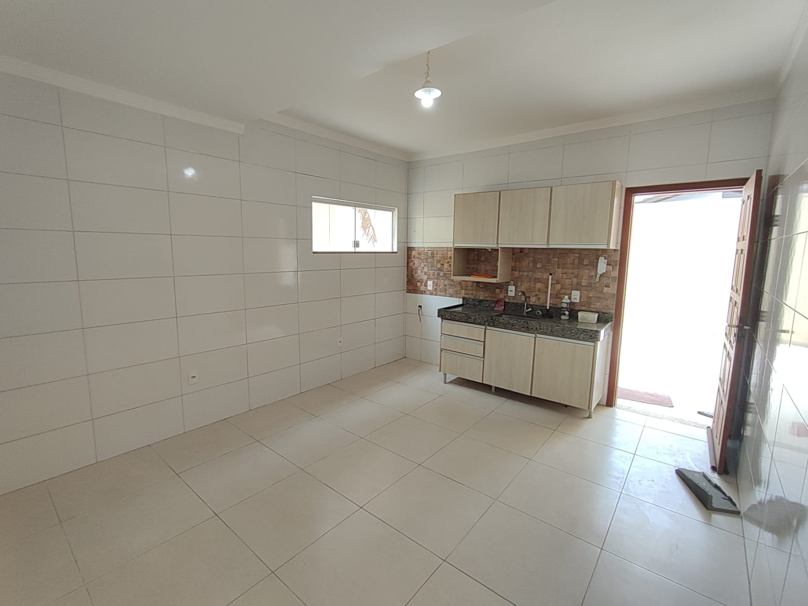 Aluga Duplex Amplo no Bairro Antares