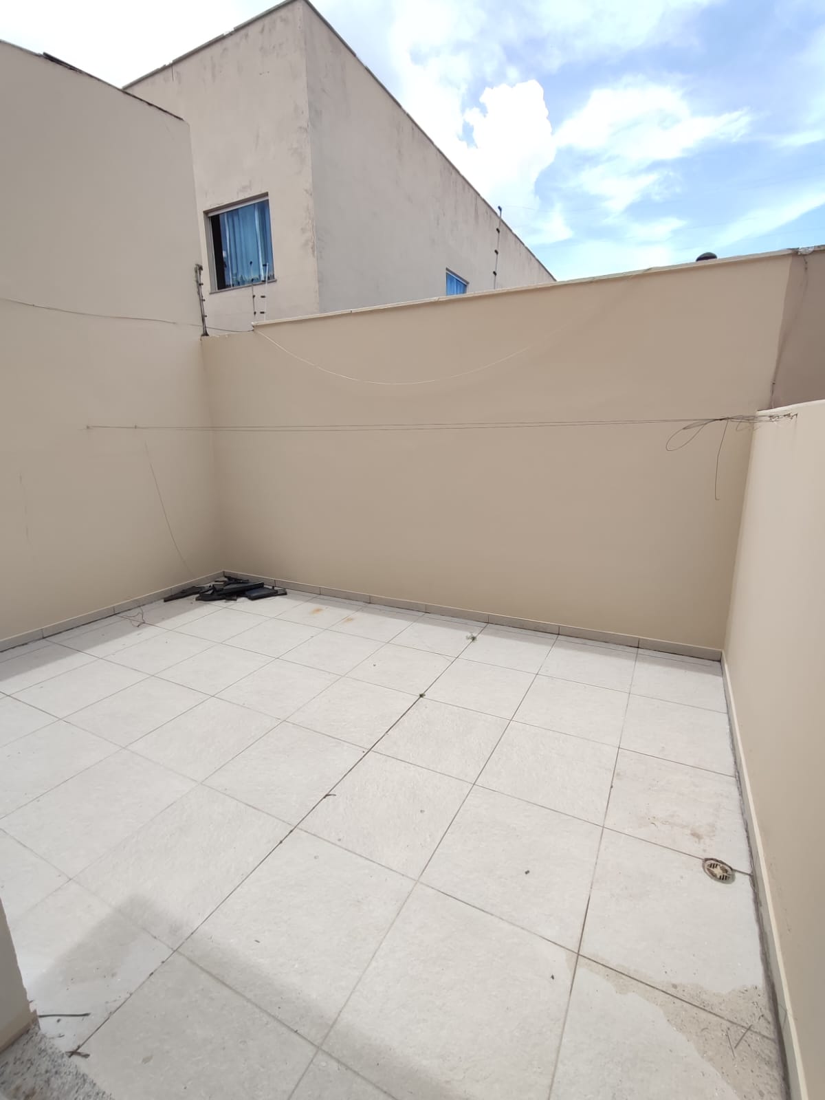 Aluga Duplex Amplo no Bairro Antares