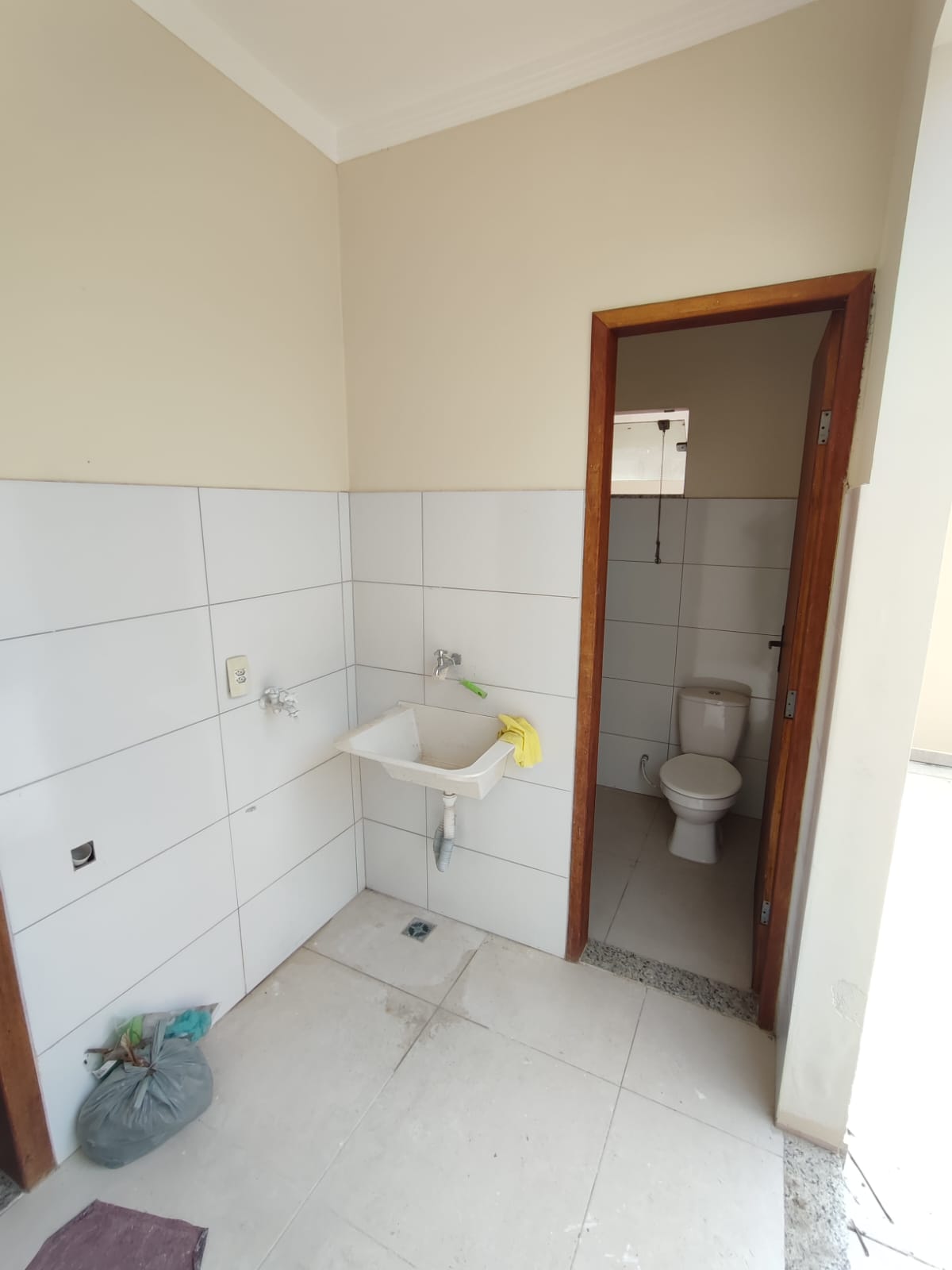 Aluga Duplex Amplo no Bairro Antares