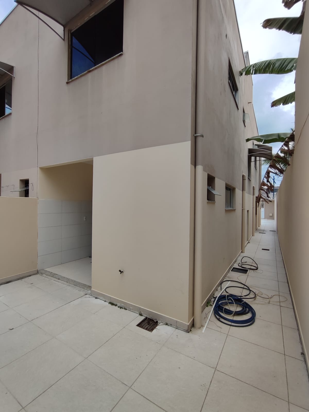Aluga Duplex Amplo no Bairro Antares