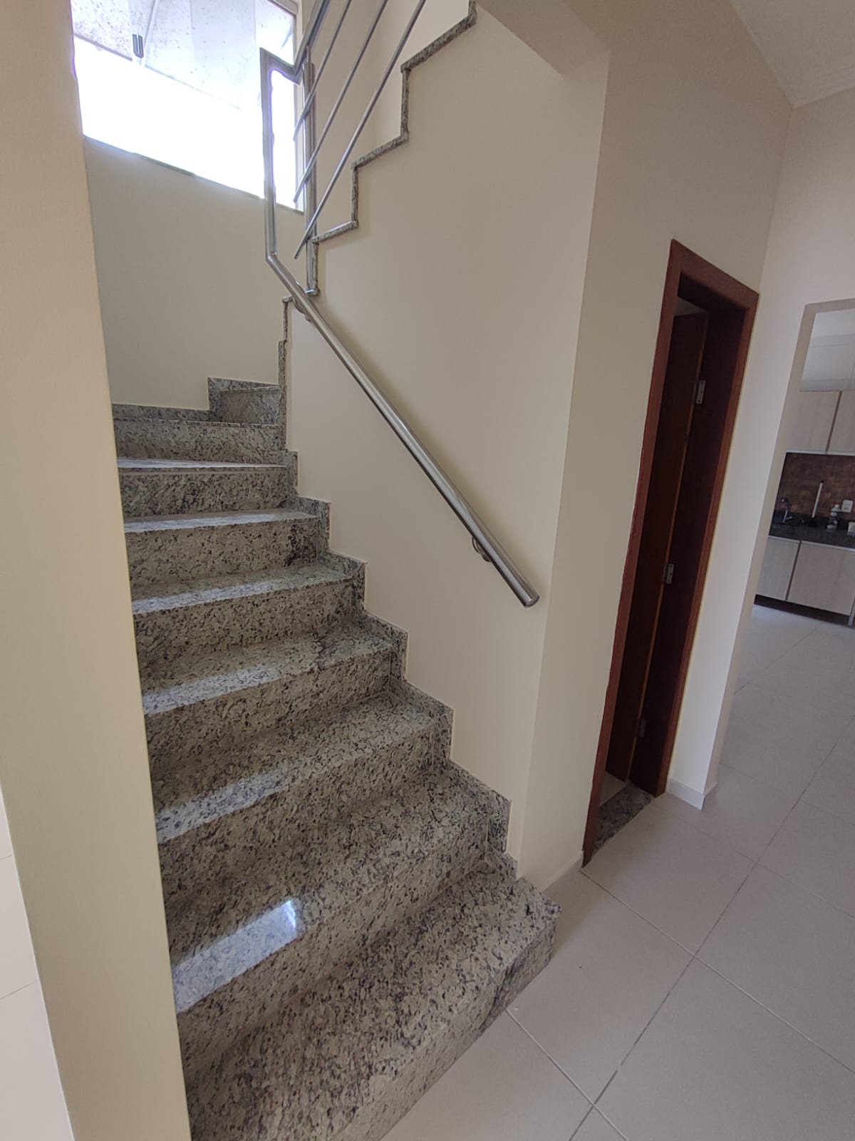 Aluga Duplex Amplo no Bairro Antares