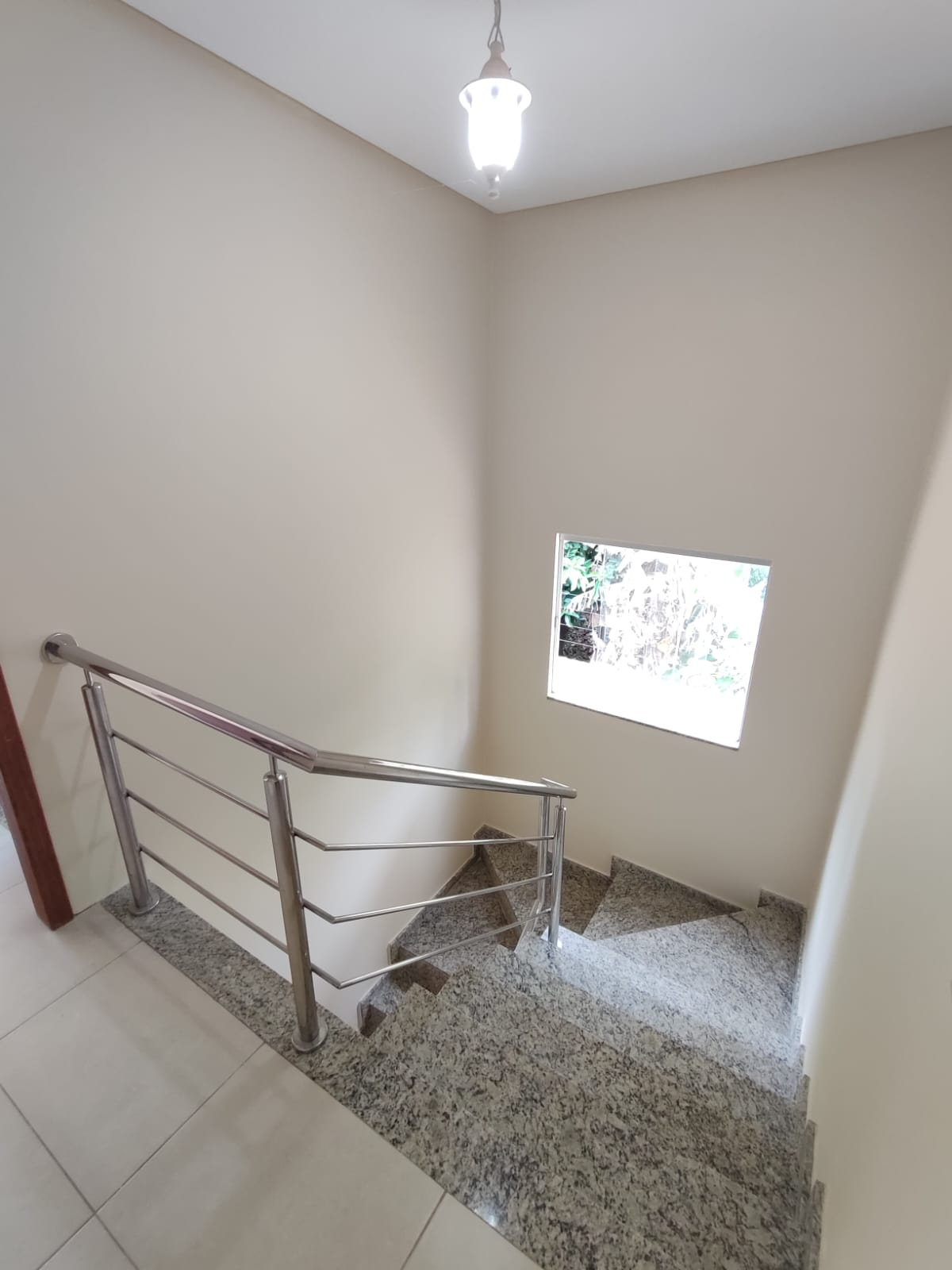 Aluga Duplex Amplo no Bairro Antares