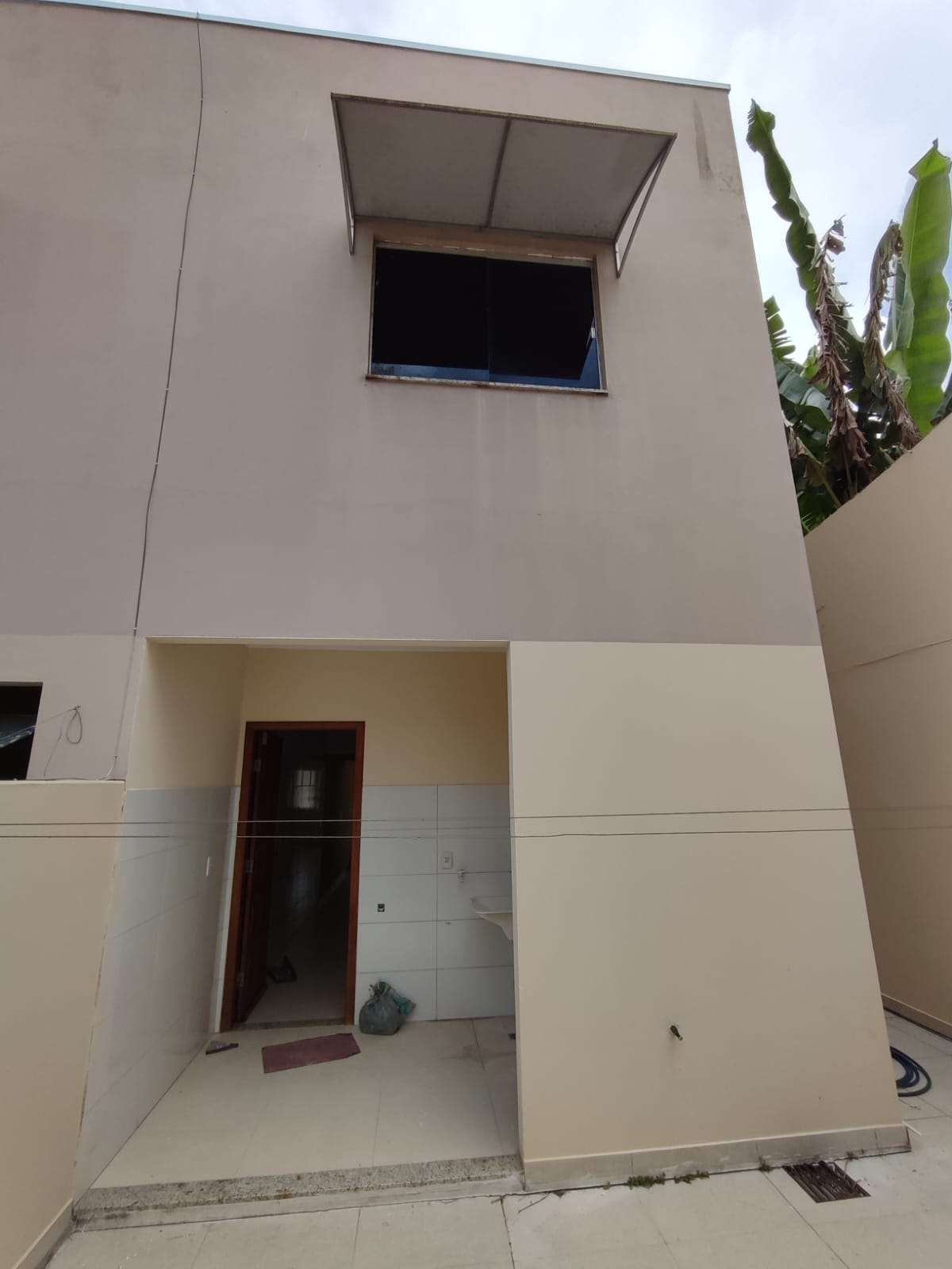 Aluga Duplex Amplo no Bairro Antares