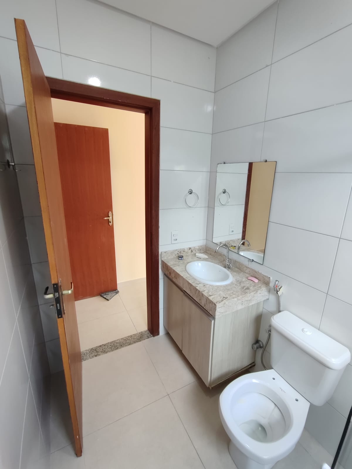 Aluga Duplex Amplo no Bairro Antares