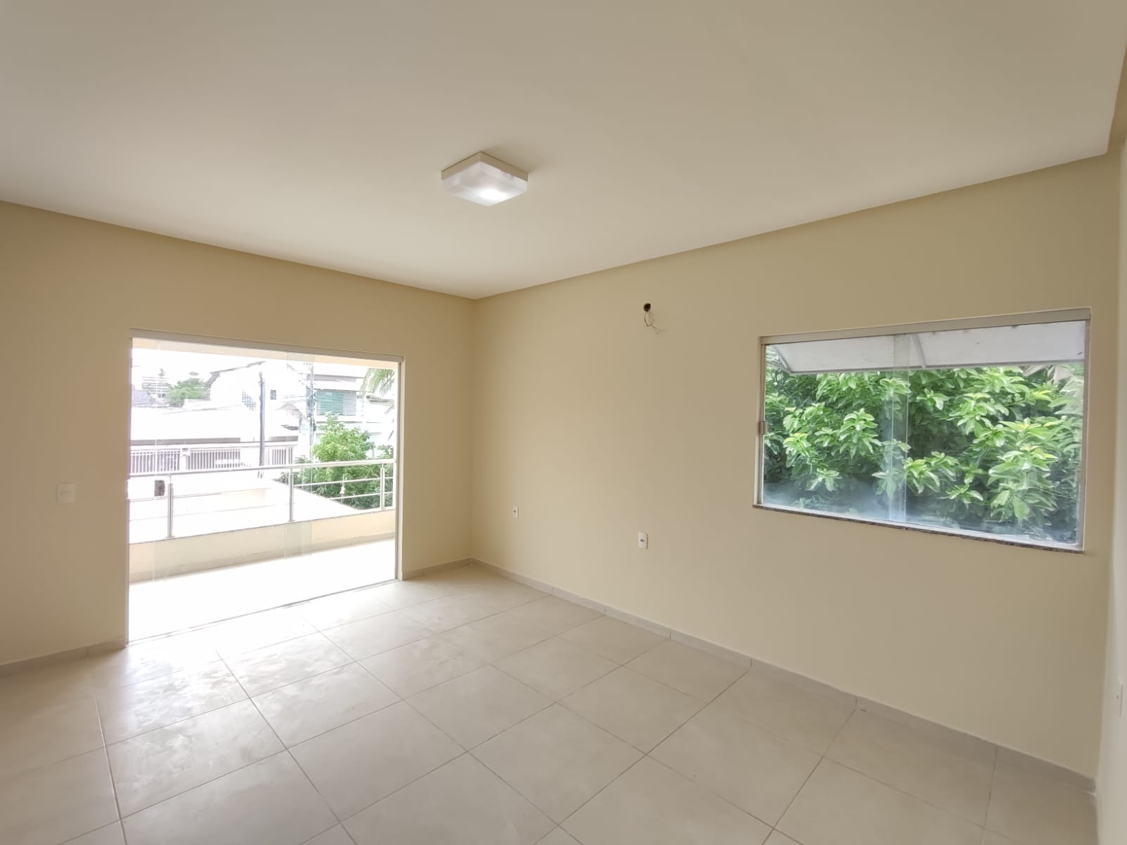Aluga Duplex Amplo no Bairro Antares