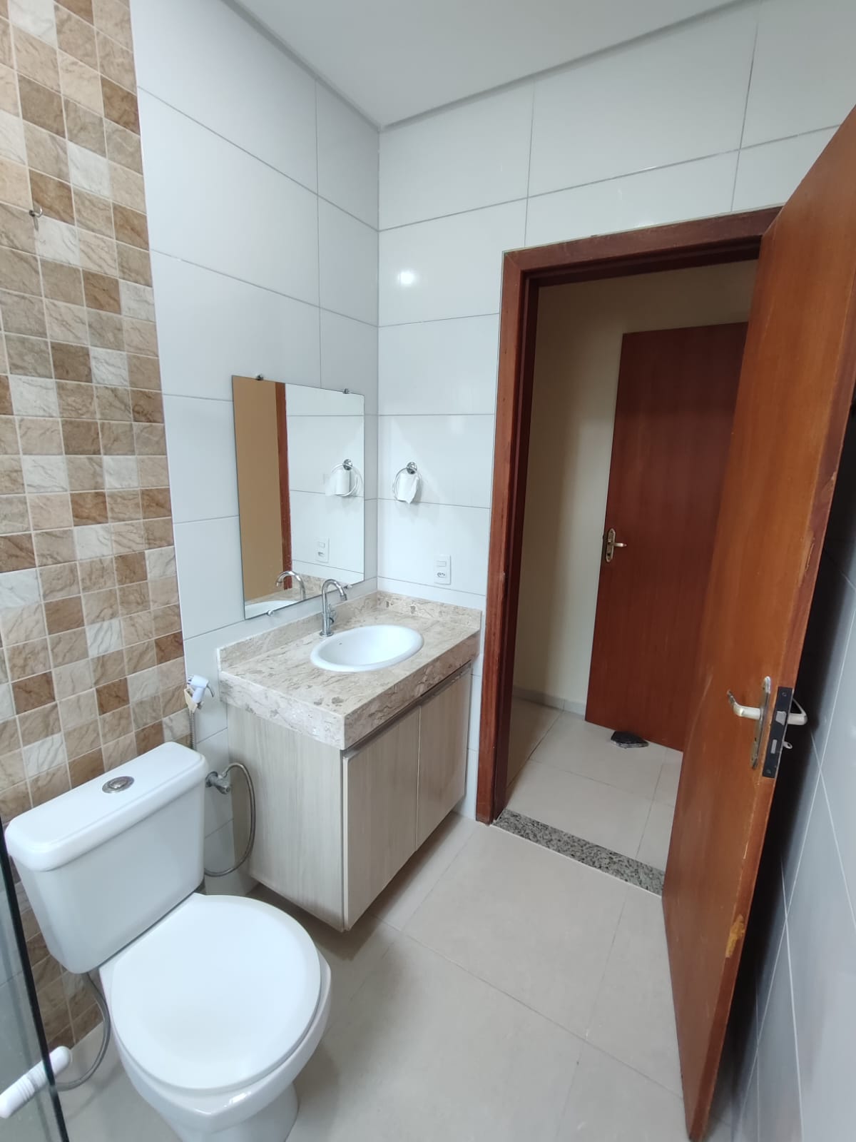 Aluga Duplex Amplo no Bairro Antares