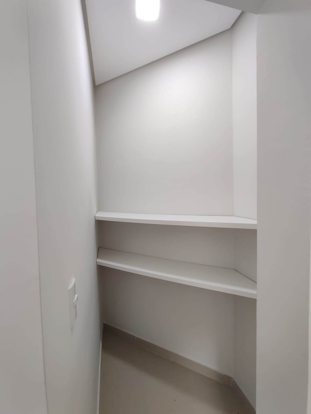 Aluga Apartamento Mobiliado no Centro (Um quarto - Próx. faculdade Pitágoras)