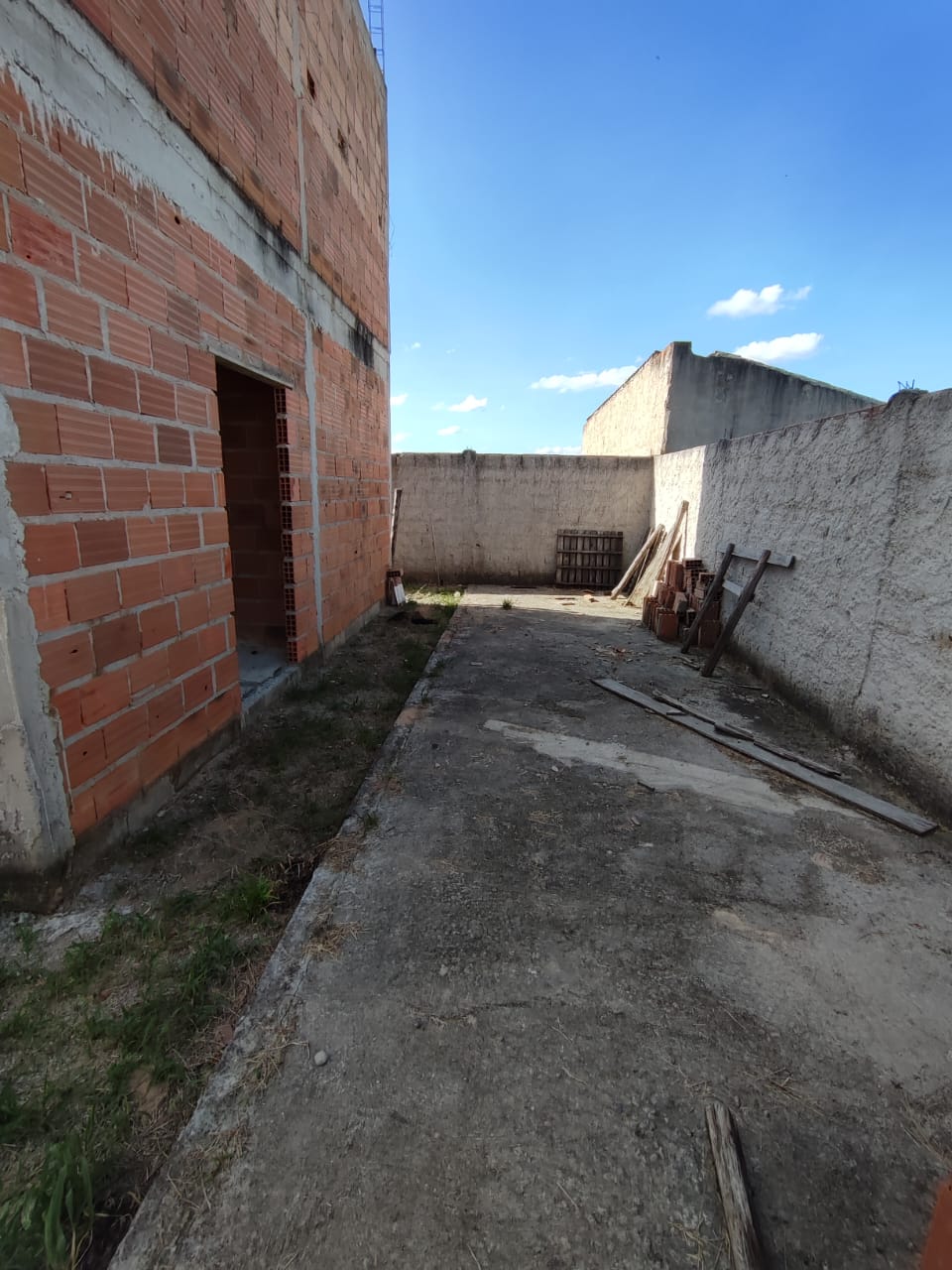 VENDE TERRENO COM CONSTRUÇÃO NO JD. AMÉRICA II