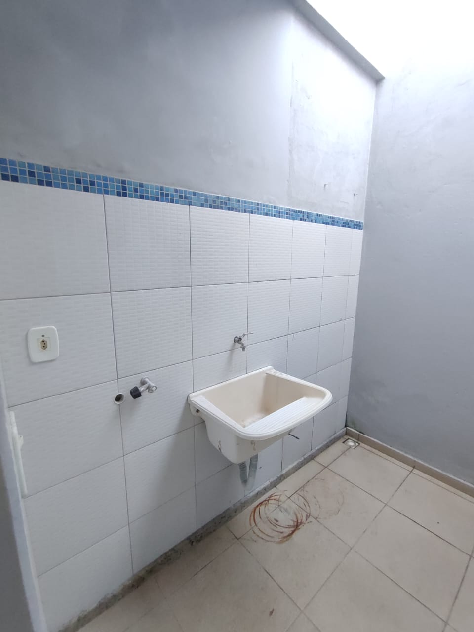 Aluga Apartamento no Centro (SEM GARAGEM)