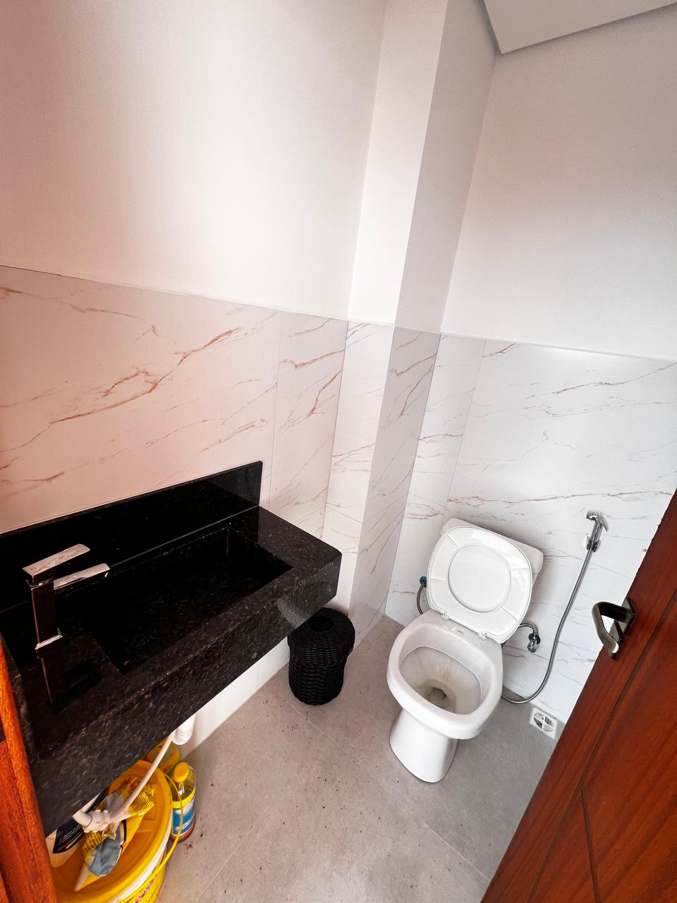 Vende Casa com Lindo Acabamento no bairro Jardim América l