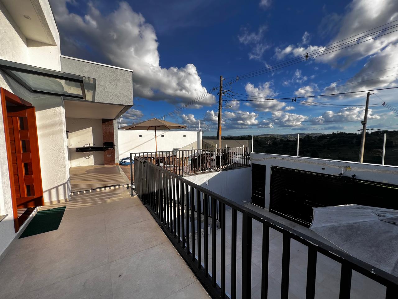 Vende Casa com Lindo Acabamento no bairro Jardim América l