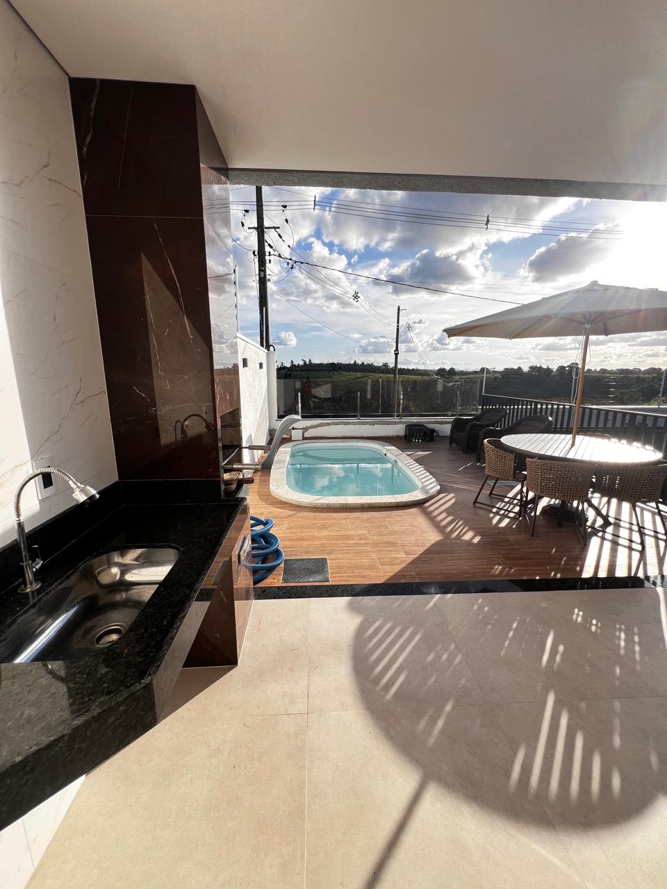 Vende Casa com Lindo Acabamento no bairro Jardim América l