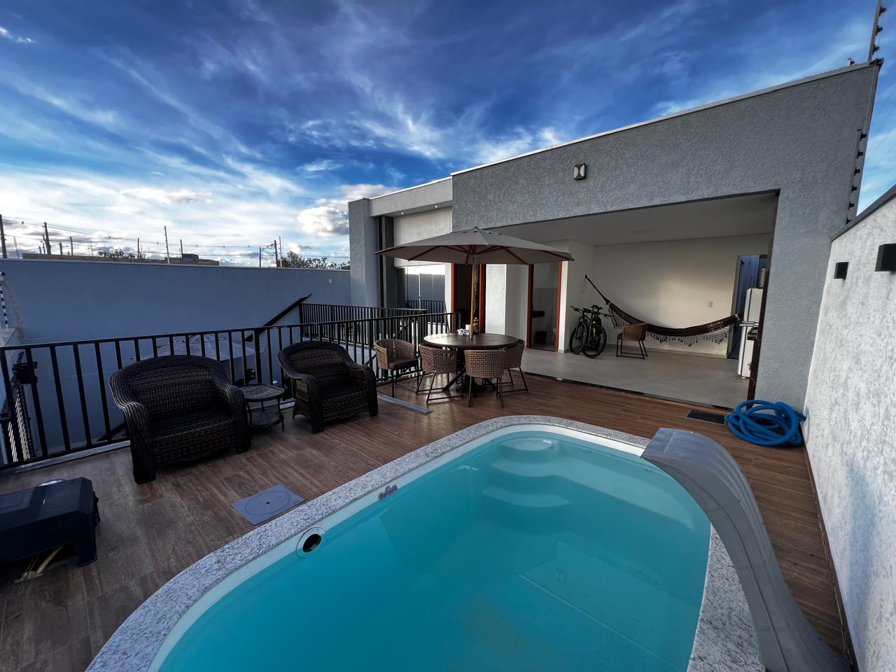 Vende Casa com Lindo Acabamento no bairro Jardim América l
