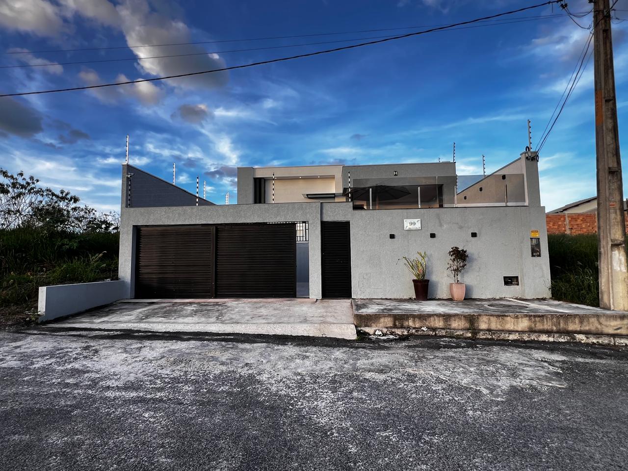 Vende Casa com Lindo Acabamento no bairro Jardim América l