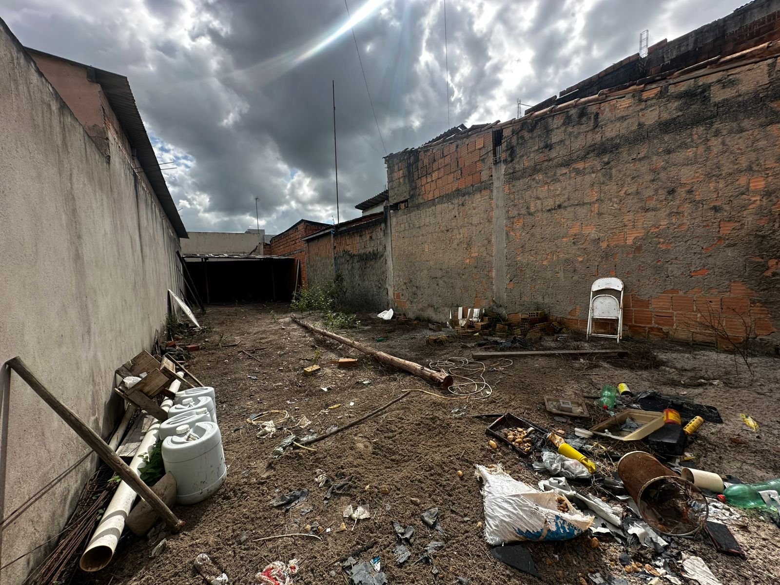 Vende Kitnet com Terreno  Bairro Colonial 