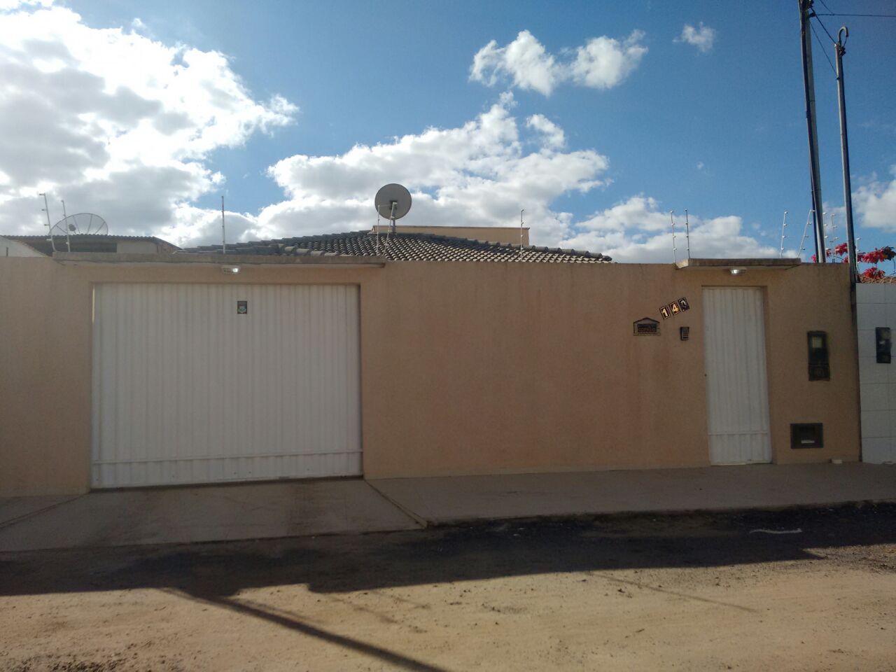 Vende ótima casa no bairro Dinah Borges