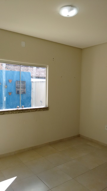 Vende ótima casa no bairro Dinah Borges