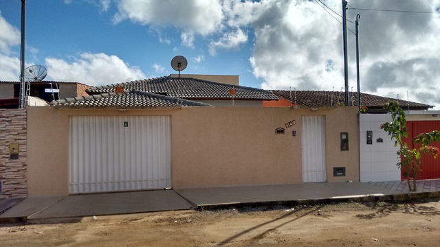 Vende ótima casa no bairro Dinah Borges