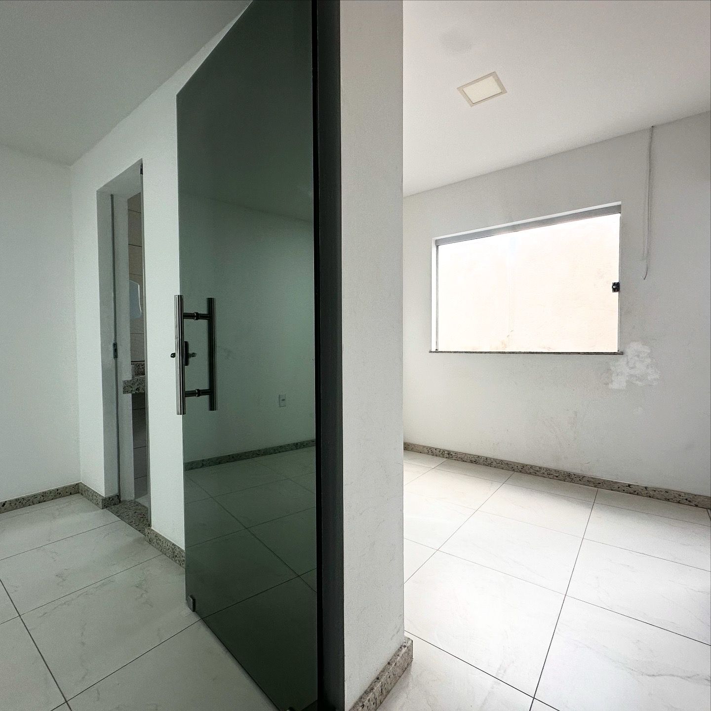 Aluga Apartamento Semimobiliado  Antares ( Próximo ao ginásio de esportes ) 