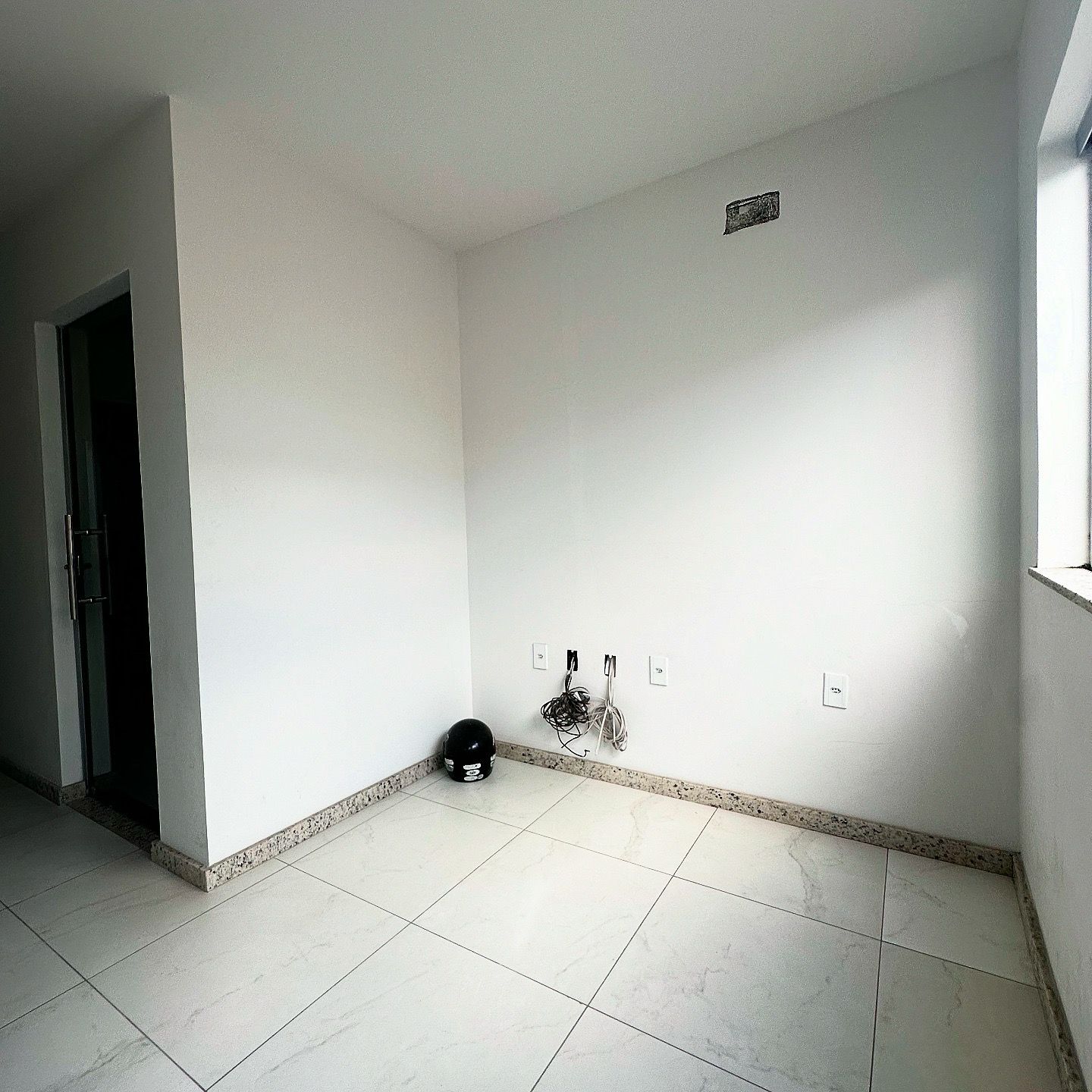 Aluga Apartamento Semimobiliado  Antares ( Próximo ao ginásio de esportes ) 