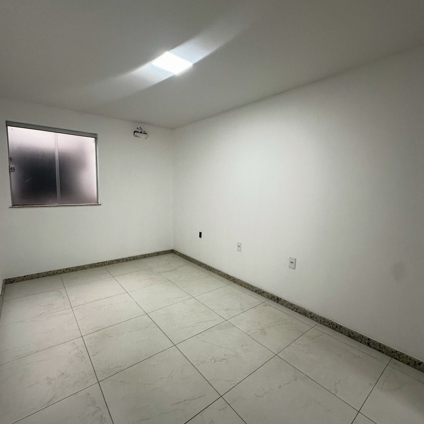 Aluga Apartamento Semimobiliado  Antares ( Próximo ao ginásio de esportes ) 