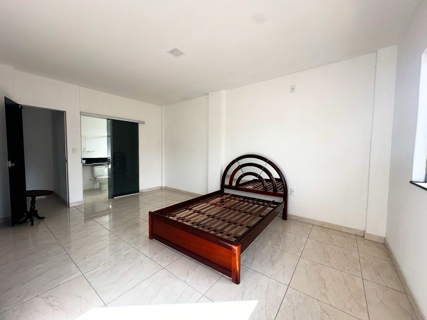 Aluga Apartamento Semimobiliado  Antares ( Próximo ao ginásio de esportes ) 