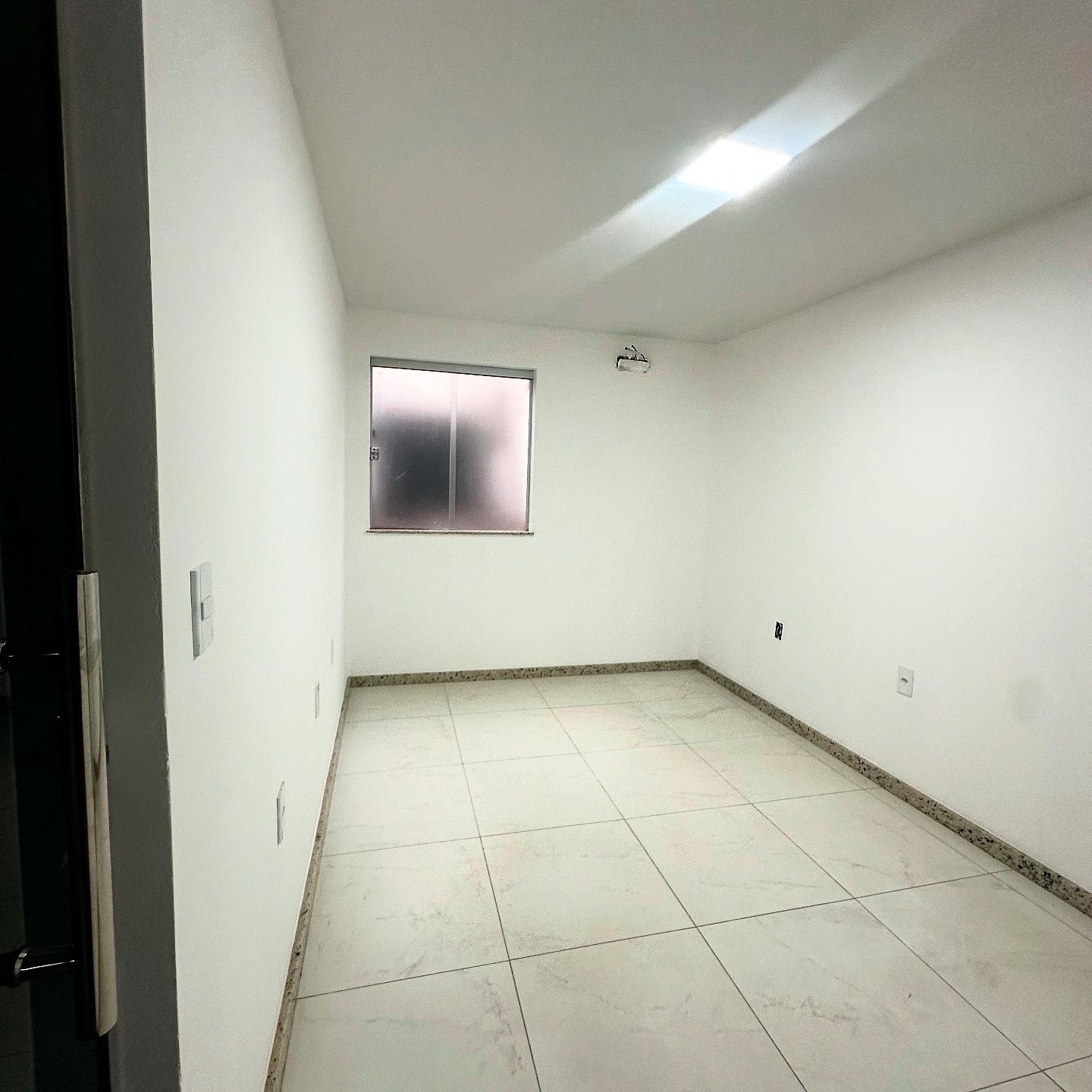 Aluga Apartamento Semimobiliado  Antares ( Próximo ao ginásio de esportes ) 