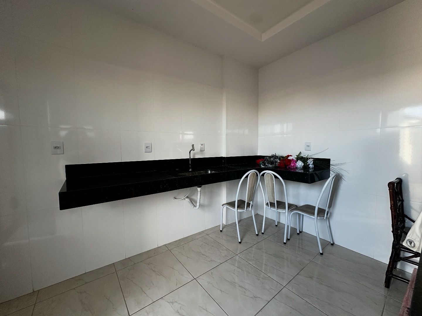 Aluga Apartamento Semimobiliado  Antares ( Próximo ao ginásio de esportes ) 